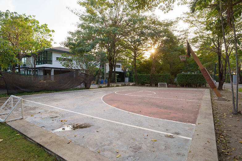 タイならでは塀囲みのまち「ゲーテッド・コミュニティ」って？ クリエイターカップルがリノベ＆増築したおしゃれなおうちにおじゃまします　