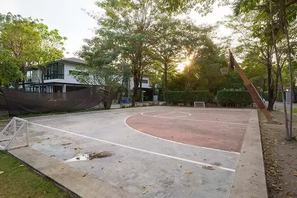 「タイならでは塀囲みのまち「ゲーテッド・コミュニティ」って？ クリエイターカップルがリノベ＆増築したおしゃれなおうちにおじゃまします　」の画像