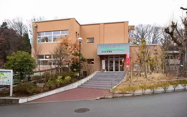 老朽化で寿命迎える街の図書館を町民ら主導でリノベ！テラスで日光浴、おしゃべりOKの素敵空間に生まれ変わった「瑞穂町図書館」 東京・瑞穂町