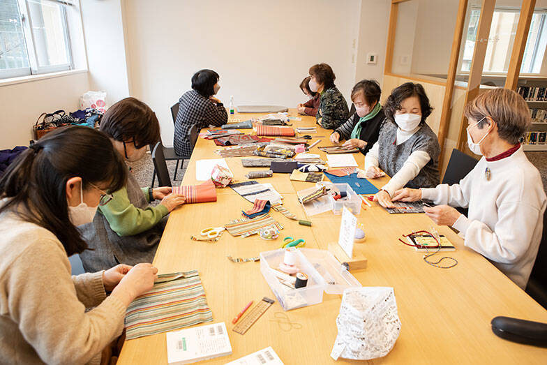 老朽化で寿命迎える街の図書館を町民ら主導でリノベ！テラスで日光浴、おしゃべりOKの素敵空間に生まれ変わった「瑞穂町図書館」 東京・瑞穂町