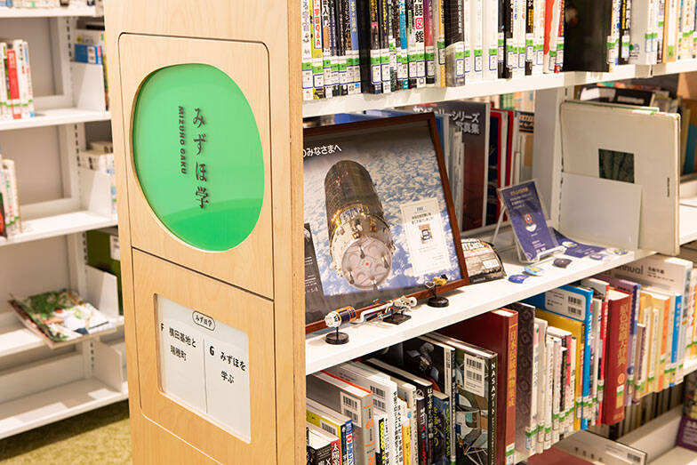 老朽化で寿命迎える街の図書館を町民ら主導でリノベ！テラスで日光浴、おしゃべりOKの素敵空間に生まれ変わった「瑞穂町図書館」 東京・瑞穂町
