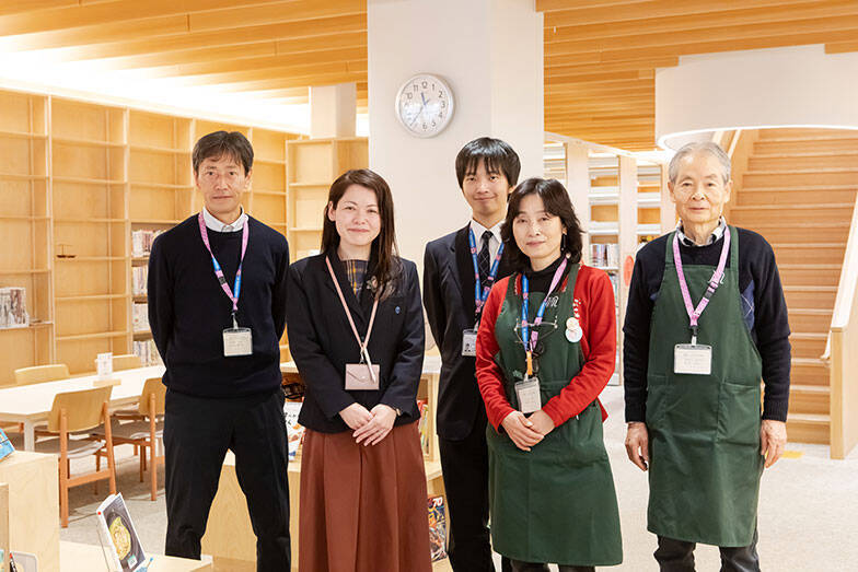 老朽化で寿命迎える街の図書館を町民ら主導でリノベ！テラスで日光浴、おしゃべりOKの素敵空間に生まれ変わった「瑞穂町図書館」 東京・瑞穂町