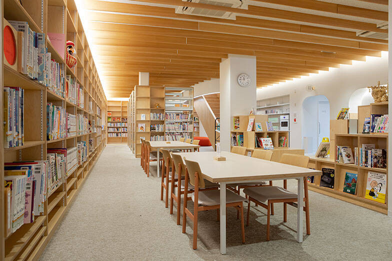 老朽化で寿命迎える街の図書館を町民ら主導でリノベ！テラスで日光浴、おしゃべりOKの素敵空間に生まれ変わった「瑞穂町図書館」 東京・瑞穂町