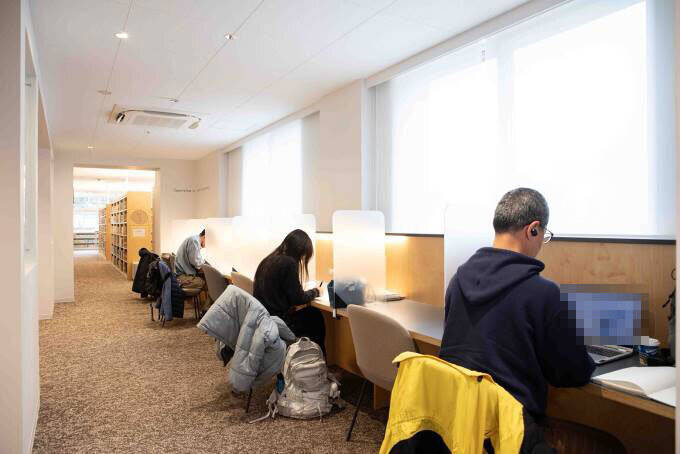 老朽化で寿命迎える街の図書館を町民ら主導でリノベ！テラスで日光浴、おしゃべりOKの素敵空間に生まれ変わった「瑞穂町図書館」 東京・瑞穂町