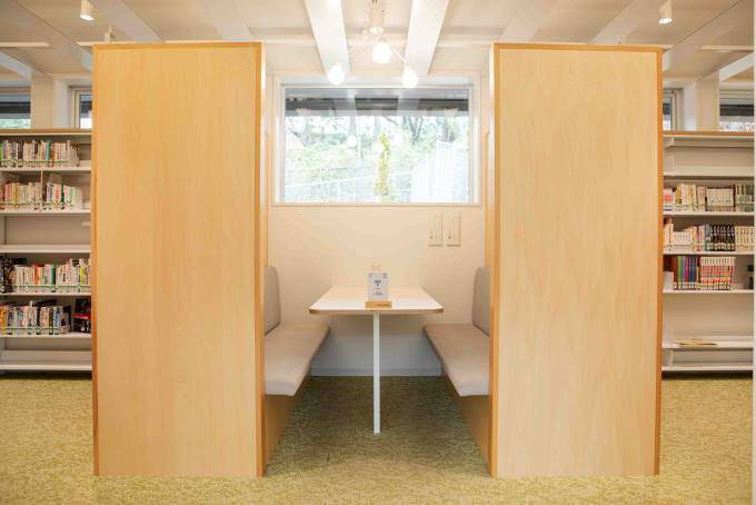 老朽化で寿命迎える街の図書館を町民ら主導でリノベ！テラスで日光浴、おしゃべりOKの素敵空間に生まれ変わった「瑞穂町図書館」 東京・瑞穂町