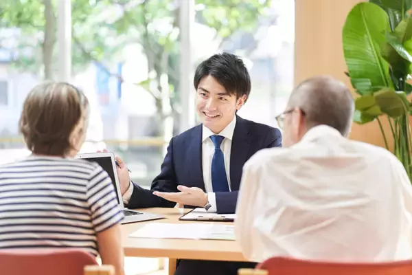 シニア向け分譲マンションって高齢者施設とどう違う？ 平均価格や提供サービス例は？