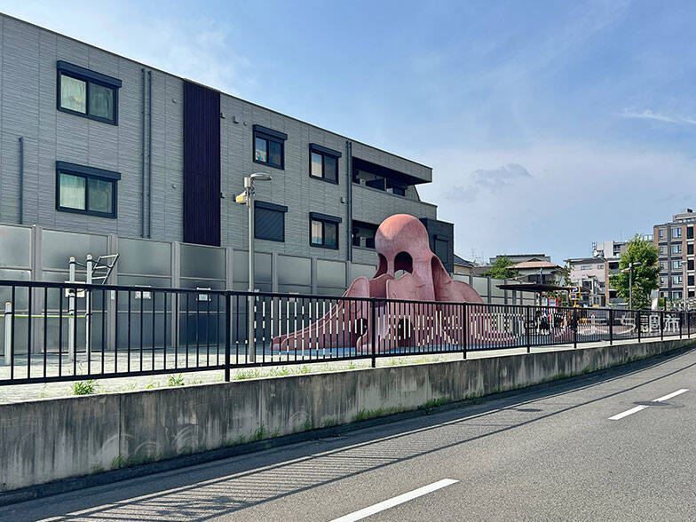 調布市の小学生は電柱広告に夢中?! 通学路に「難読漢字クイズ」など駐車場オーナーが仕掛ける地域貢献アイデアがおもしろすぎる　