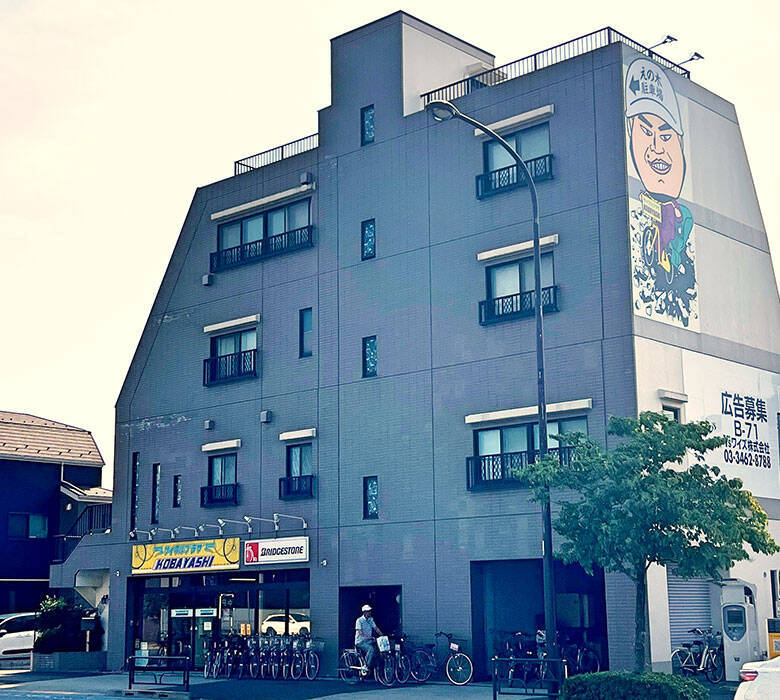 調布市の小学生は電柱広告に夢中?! 通学路に「難読漢字クイズ」など駐車場オーナーが仕掛ける地域貢献アイデアがおもしろすぎる　