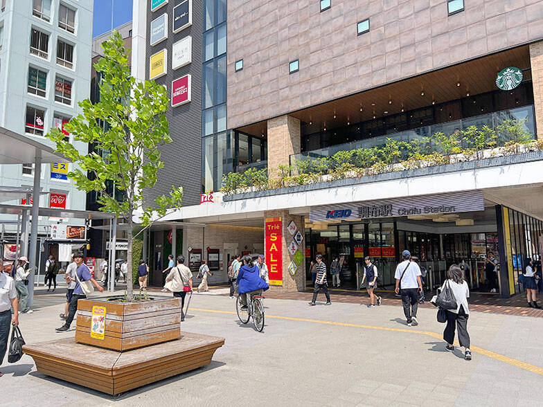 調布市の小学生は電柱広告に夢中?! 通学路に「難読漢字クイズ」など駐車場オーナーが仕掛ける地域貢献アイデアがおもしろすぎる　