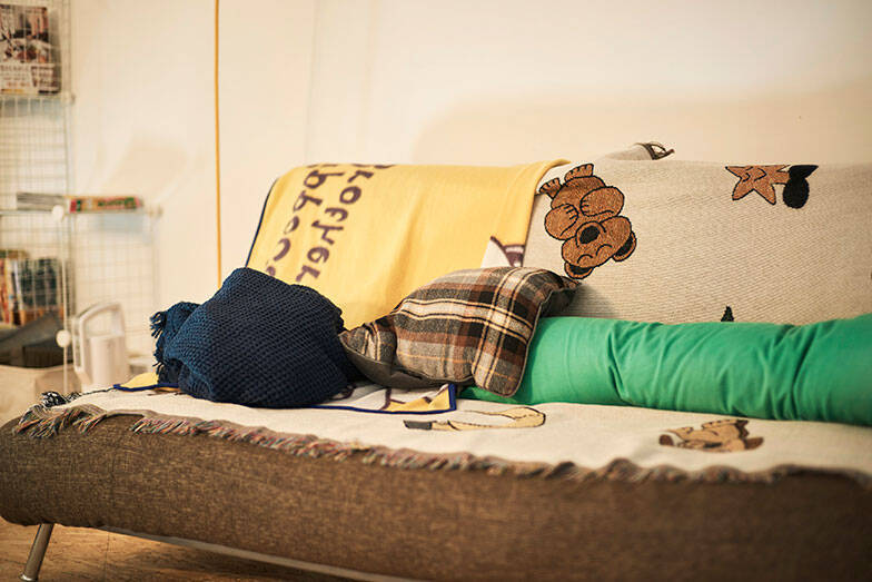 美大生などクリエイターが”住み継ぐ”賃貸。原状回復ナシ・DIYで歴代住人が育て上げた伝説のアパートに潜入　町田市「アップル＆サムシングエルス」