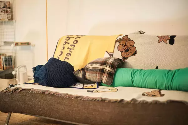 「美大生などクリエイターが”住み継ぐ”賃貸。原状回復ナシ・DIYで歴代住人が育て上げた伝説のアパートに潜入　町田市「アップル＆サムシングエルス」」の画像