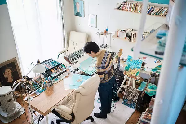 「美大生などクリエイターが”住み継ぐ”賃貸。原状回復ナシ・DIYで歴代住人が育て上げた伝説のアパートに潜入　町田市「アップル＆サムシングエルス」」の画像