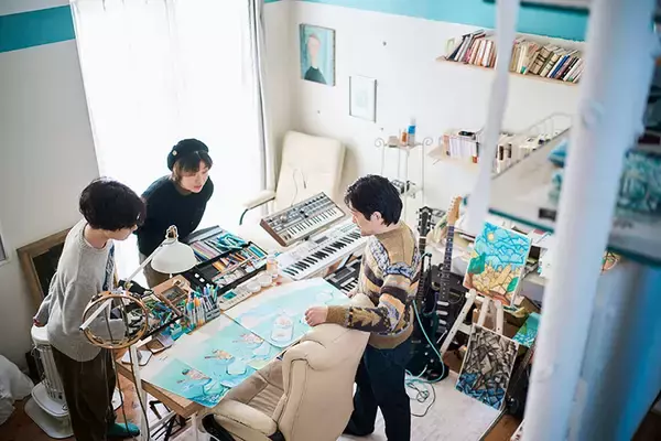 「美大生などクリエイターが”住み継ぐ”賃貸。原状回復ナシ・DIYで歴代住人が育て上げた伝説のアパートに潜入　町田市「アップル＆サムシングエルス」」の画像