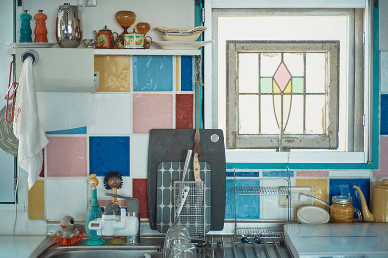 美大生などクリエイターが”住み継ぐ”賃貸。原状回復ナシ・DIYで歴代住人が育て上げた伝説のアパートに潜入　町田市「アップル＆サムシングエルス」