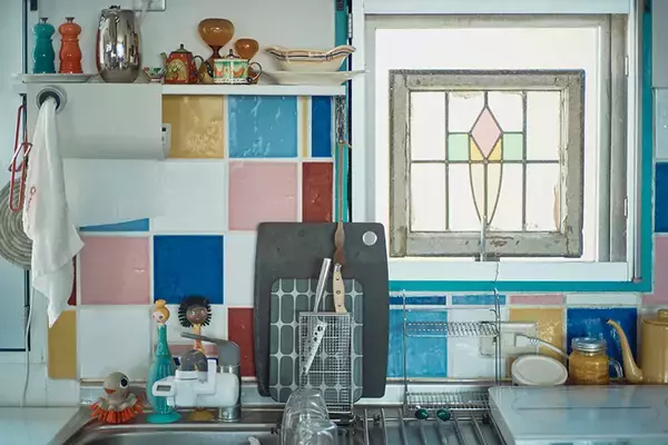 「美大生などクリエイターが”住み継ぐ”賃貸。原状回復ナシ・DIYで歴代住人が育て上げた伝説のアパートに潜入　町田市「アップル＆サムシングエルス」」の画像