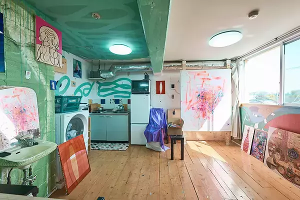 「美大生などクリエイターが”住み継ぐ”賃貸。原状回復ナシ・DIYで歴代住人が育て上げた伝説のアパートに潜入　町田市「アップル＆サムシングエルス」」の画像