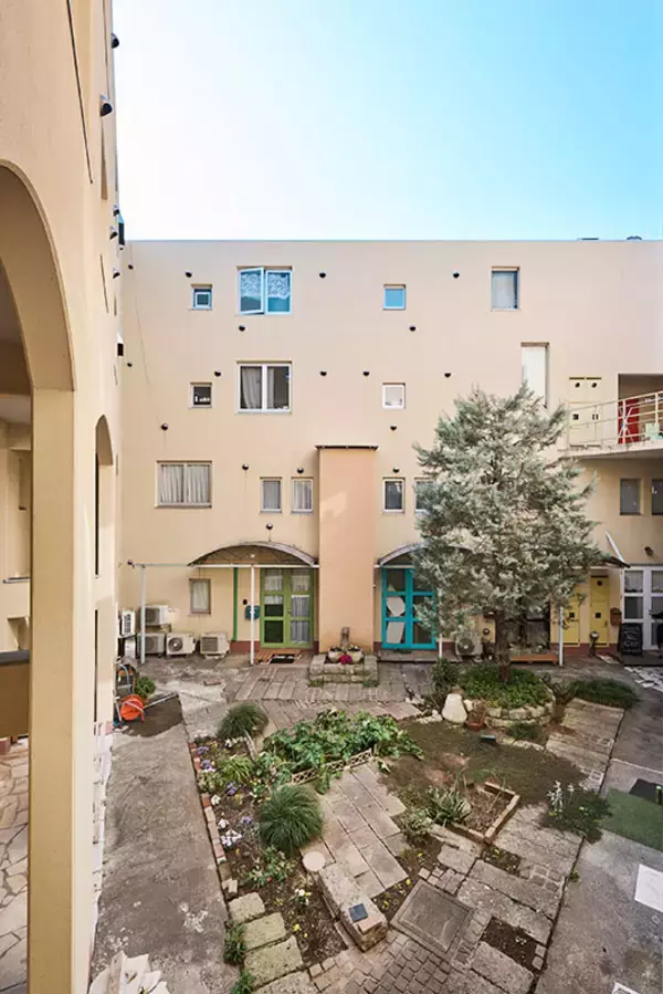 「美大生などクリエイターが”住み継ぐ”賃貸。原状回復ナシ・DIYで歴代住人が育て上げた伝説のアパートに潜入　町田市「アップル＆サムシングエルス」」の画像