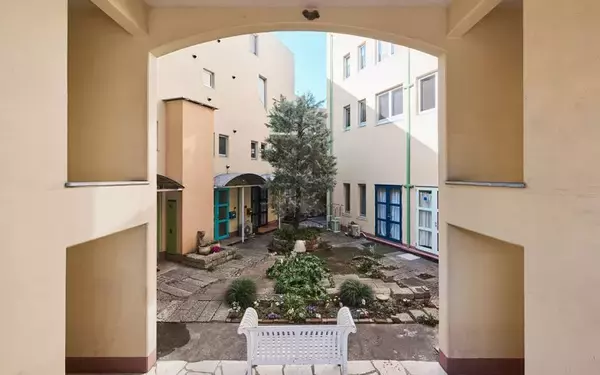 「美大生などクリエイターが”住み継ぐ”賃貸。原状回復ナシ・DIYで歴代住人が育て上げた伝説のアパートに潜入　町田市「アップル＆サムシングエルス」」の画像