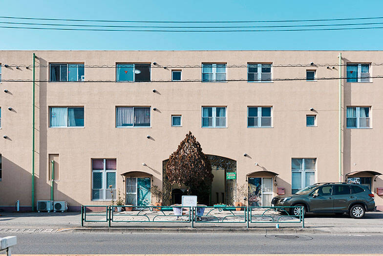 美大生などクリエイターが”住み継ぐ”賃貸。原状回復ナシ・DIYで歴代住人が育て上げた伝説のアパートに潜入　町田市「アップル＆サムシングエルス」