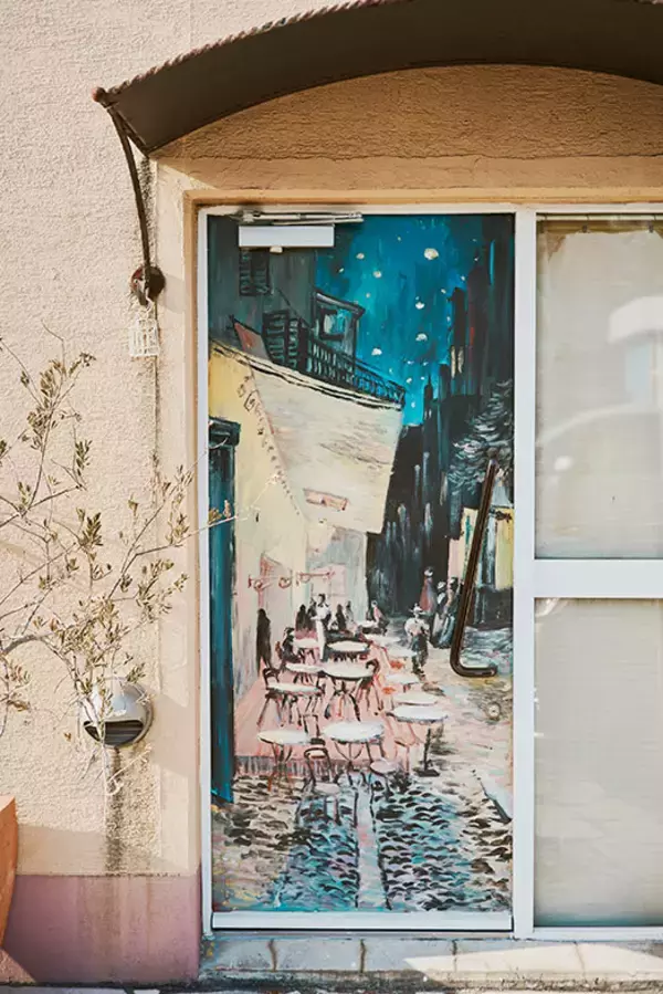 「美大生などクリエイターが”住み継ぐ”賃貸。原状回復ナシ・DIYで歴代住人が育て上げた伝説のアパートに潜入　町田市「アップル＆サムシングエルス」」の画像