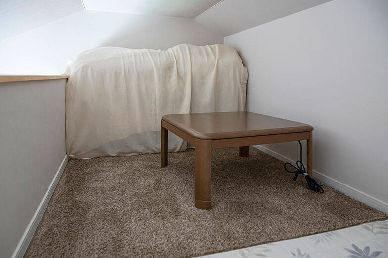 【30代夫妻が建てた平屋】施工費2367万円・83平米、天井高3.5mの開放感！ 高断熱で冬も結露なし、こたつを楽しめる”おこもりロフト”も｜神奈川県相模原市