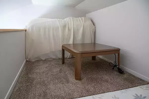 「【30代夫妻が建てた平屋】施工費2367万円・83平米、天井高3.5mの開放感！ 高断熱で冬も結露なし、こたつを楽しめる”おこもりロフト”も｜神奈川県相模原市」の画像