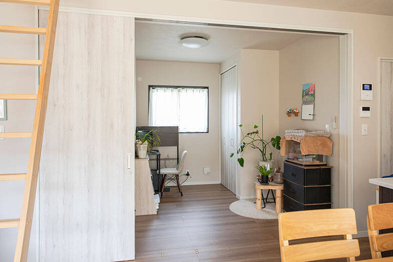 【30代夫妻が建てた平屋】施工費2367万円・83平米、天井高3.5mの開放感！ 高断熱で冬も結露なし、こたつを楽しめる”おこもりロフト”も｜神奈川県相模原市