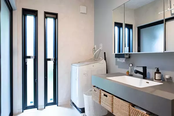 「【30代夫妻が建てた平屋】施工費2367万円・83平米、天井高3.5mの開放感！ 高断熱で冬も結露なし、こたつを楽しめる”おこもりロフト”も｜神奈川県相模原市」の画像