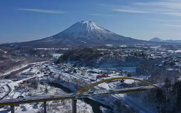 「ニセコ町に誕生の「最強断熱の集合住宅」、屋外マイナス14度でも室内エアコンなしで20度！ 温室効果ガス排出量ゼロのまちづくりにも注目」の画像