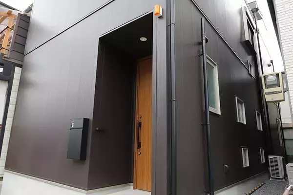 「「猫を飼わない人は入居お断り」多頭飼い大歓迎！ 保護猫36匹を救った不動産屋の“究極の猫ファースト”家づくりが話題　大阪「ねこ大家」」の画像