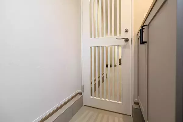 「「猫を飼わない人は入居お断り」多頭飼い大歓迎！ 保護猫36匹を救った不動産屋の“究極の猫ファースト”家づくりが話題　大阪「ねこ大家」」の画像