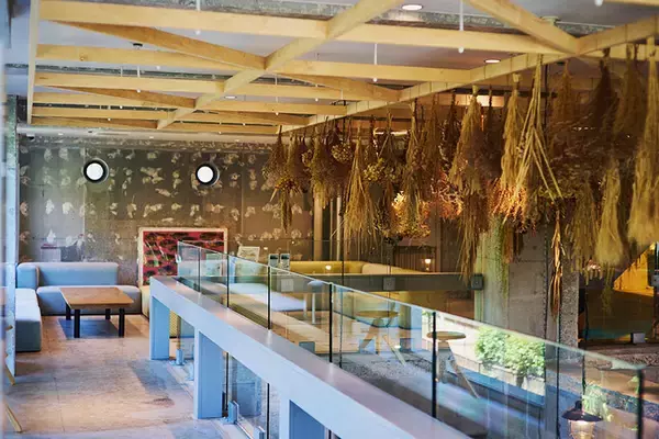 「複合商業施設「the RECORDS」が話題！ 公園隣接の閉鎖ビジネスホテルをフードコート等にしてにぎわいの拠点に、地域の価値を再構築　千葉市」の画像