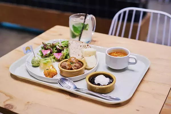 「複合商業施設「the RECORDS」が話題！ 公園隣接の閉鎖ビジネスホテルをフードコート等にしてにぎわいの拠点に、地域の価値を再構築　千葉市」の画像