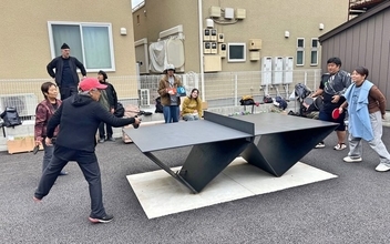 「屋外卓球台」で下町商店街の空き地が激変！ 多世代入り混じる遊び場へ。チーム対抗戦を見ながら話を聞いてきた　墨田区京島