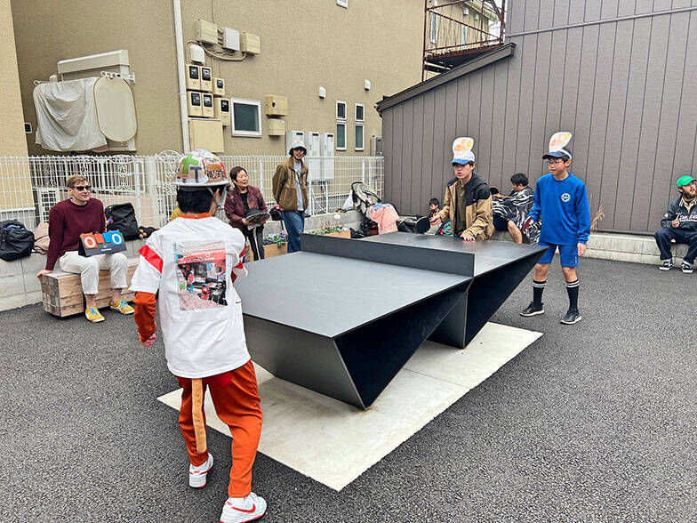「屋外卓球台」で下町商店街の空き地が激変！ 多世代入り混じる遊び場へ。チーム対抗戦を見ながら話を聞いてきた　墨田区京島