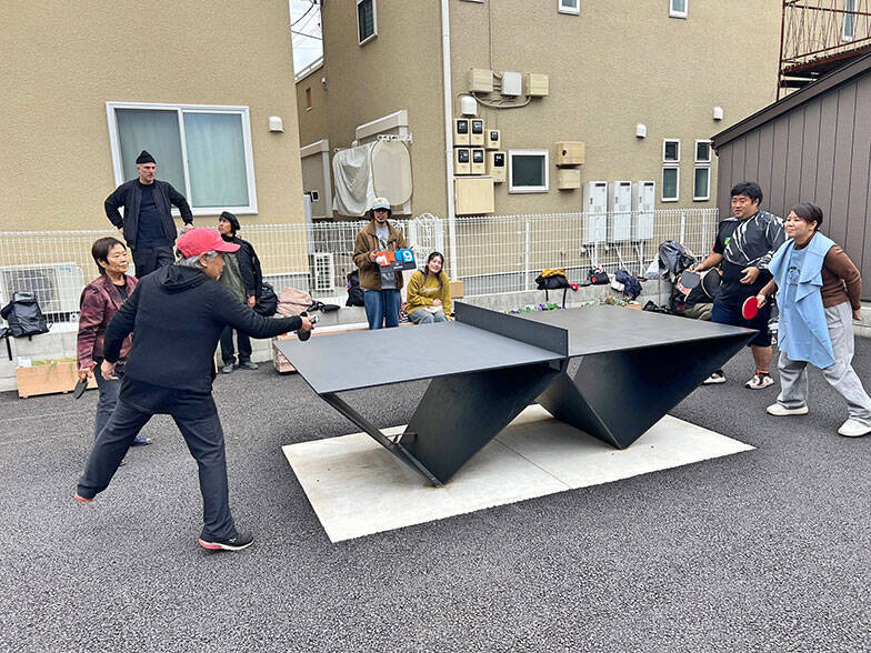 「屋外卓球台」で下町商店街の空き地が激変！ 多世代入り混じる遊び場へ。チーム対抗戦を見ながら話を聞いてきた　墨田区京島