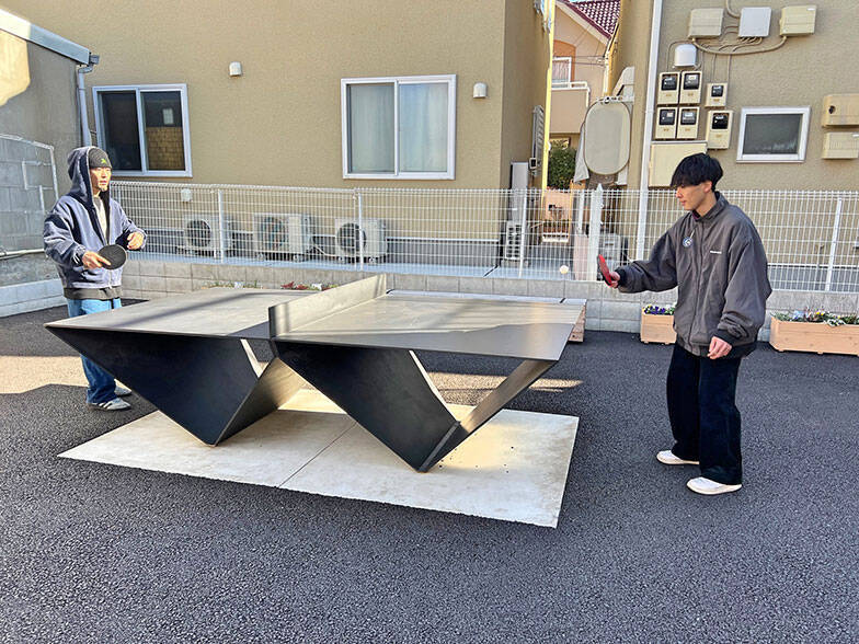 「屋外卓球台」で下町商店街の空き地が激変！ 多世代入り混じる遊び場へ。チーム対抗戦を見ながら話を聞いてきた　墨田区京島