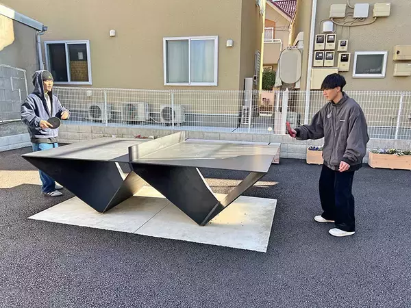 「「屋外卓球台」で下町商店街の空き地が激変！ 多世代入り混じる遊び場へ。チーム対抗戦を見ながら話を聞いてきた　墨田区京島」の画像