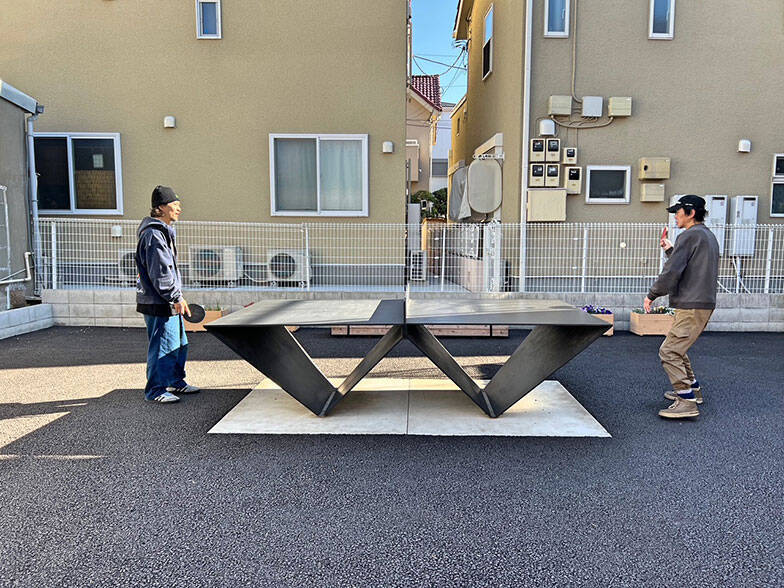 「屋外卓球台」で下町商店街の空き地が激変！ 多世代入り混じる遊び場へ。チーム対抗戦を見ながら話を聞いてきた　墨田区京島