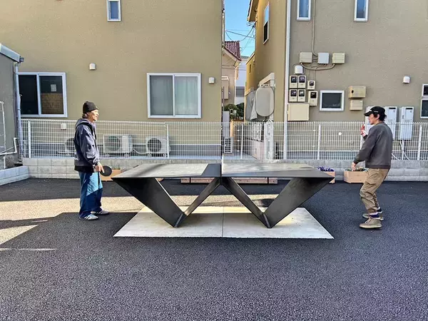 「「屋外卓球台」で下町商店街の空き地が激変！ 多世代入り混じる遊び場へ。チーム対抗戦を見ながら話を聞いてきた　墨田区京島」の画像