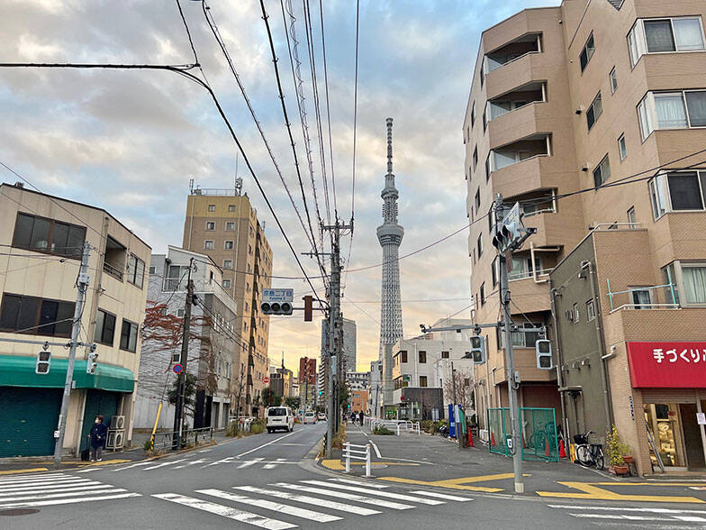 「屋外卓球台」で下町商店街の空き地が激変！ 多世代入り混じる遊び場へ。チーム対抗戦を見ながら話を聞いてきた　墨田区京島
