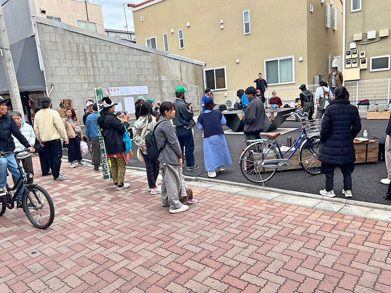 「屋外卓球台」で下町商店街の空き地が激変！ 多世代入り混じる遊び場へ。チーム対抗戦を見ながら話を聞いてきた　墨田区京島