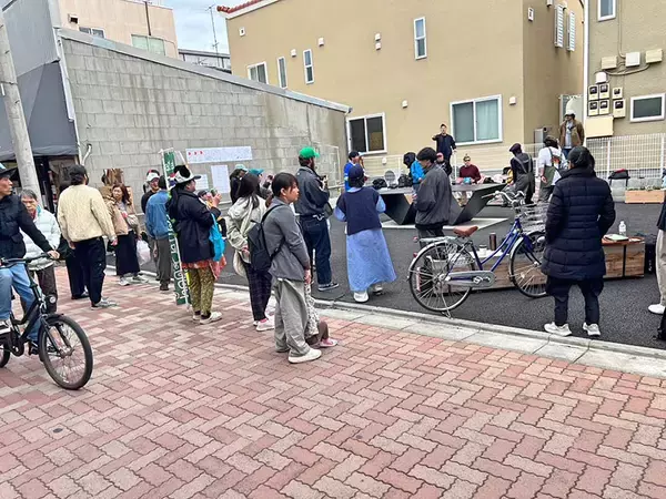 「「屋外卓球台」で下町商店街の空き地が激変！ 多世代入り混じる遊び場へ。チーム対抗戦を見ながら話を聞いてきた　墨田区京島」の画像