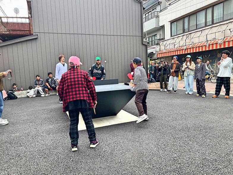 「屋外卓球台」で下町商店街の空き地が激変！ 多世代入り混じる遊び場へ。チーム対抗戦を見ながら話を聞いてきた　墨田区京島