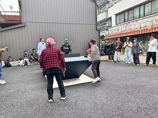 「「屋外卓球台」で下町商店街の空き地が激変！ 多世代入り混じる遊び場へ。チーム対抗戦を見ながら話を聞いてきた　墨田区京島」の画像