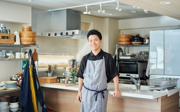 【料理家のキッチン】今井亮さんの築55年・80平米の中古リノベマンション。効率を極めた”動線・収納“術＆絶品中華「トマト卵炒め」レシピも公開