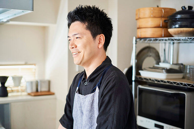 【料理家のキッチン】今井亮さんの築55年・80平米の中古リノベマンション。効率を極めた”動線・収納“術＆絶品中華「トマト卵炒め」レシピも公開