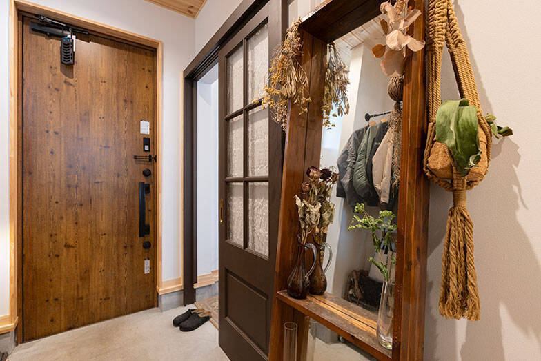 【30代夫妻、愛犬と暮らす平屋】100坪の敷地に87平米のアメリカン平屋。天井高4m超の開放感、冬は薪ストーブ1台・エアコン不要で快適　埼玉県入間郡