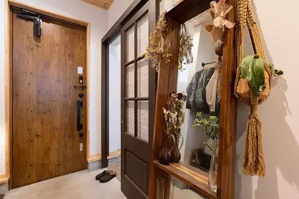 「【30代夫妻、愛犬と暮らす平屋】100坪の敷地に87平米のアメリカン平屋。天井高4m超の開放感、冬は薪ストーブ1台・エアコン不要で快適　埼玉県入間郡」の画像