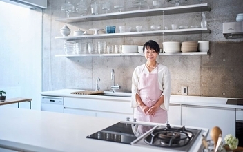 【料理家のキッチン】藤井恵さんの地下37畳スタジオ付き一戸建て。思春期の娘のストレスを救った“動線分離”の設計、器2000点を収める食器庫の全貌＆腸を整える「体にやさしい麹納豆」レシピも公開